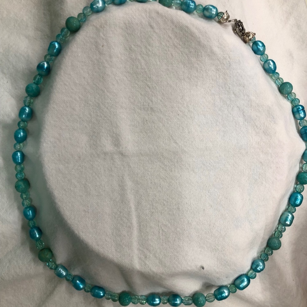 Beaded necklace with pearls